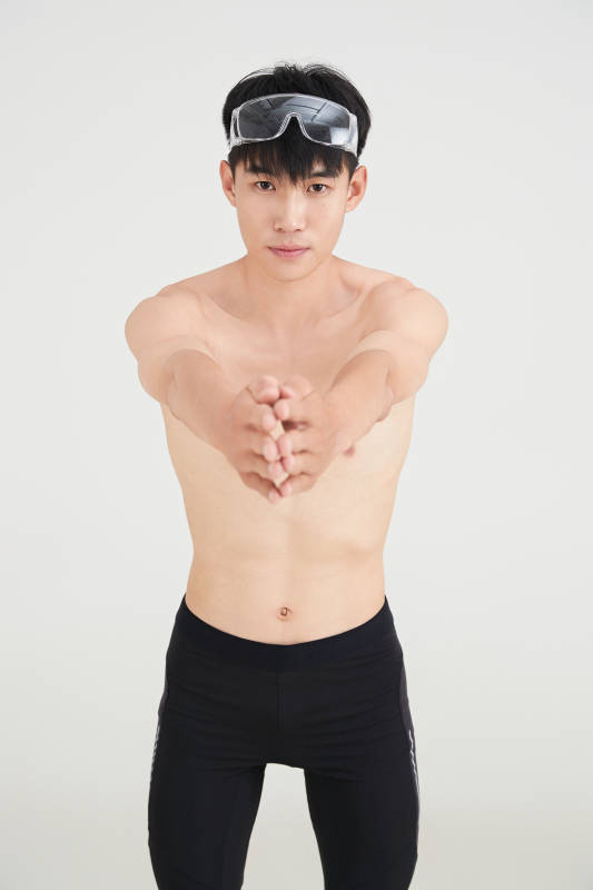 白色背景下的游泳运动员形象图片