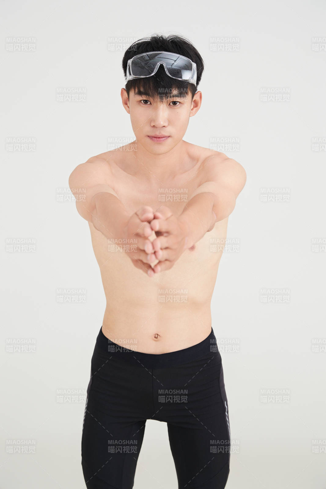 白色背景下的游泳运动员形象图片