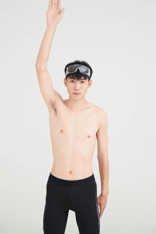 白色背景下的游泳运动员形象图片