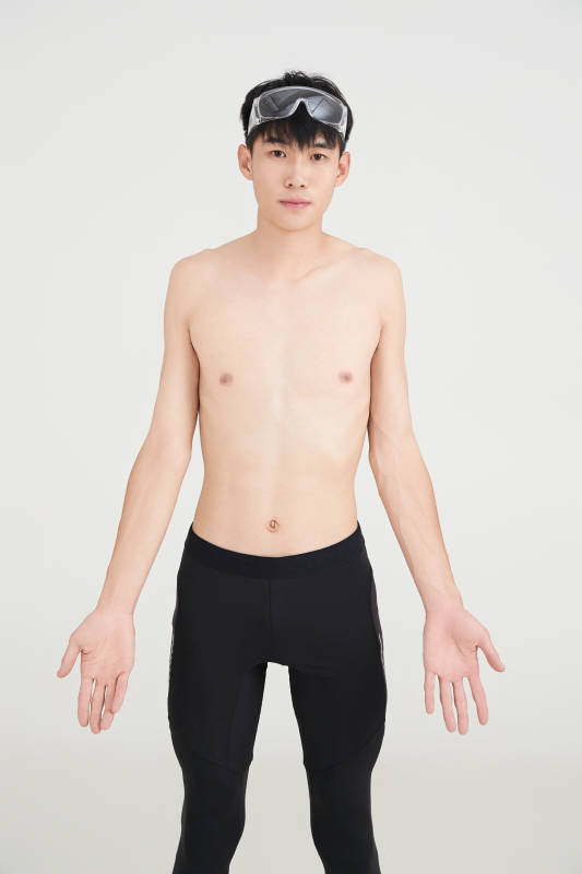 白色背景下的游泳运动员形象图片