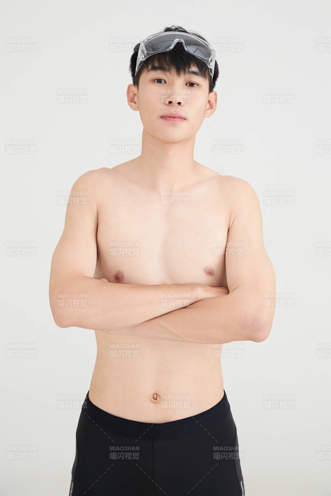 白色背景下的游泳运动员形象图片