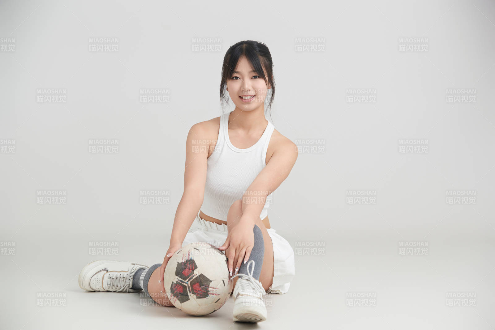 白色背景下的快乐的足球宝贝图片