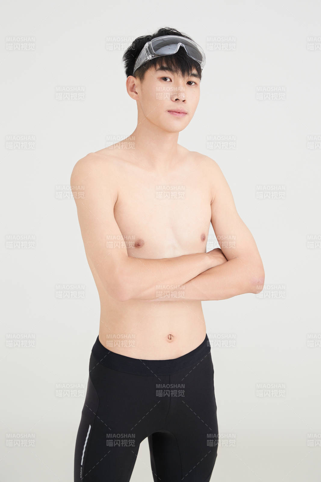 白色背景下的游泳运动员形象图片