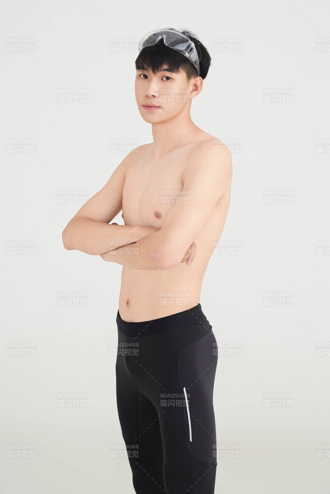 白色背景下的游泳运动员形象图片