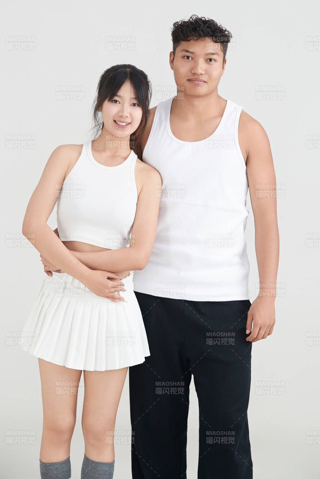 白色背景下嬉戏欢乐的亚洲情侣图片