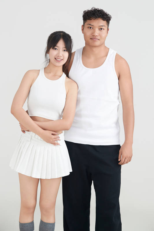 白色背景下嬉戏欢乐的亚洲情侣图片