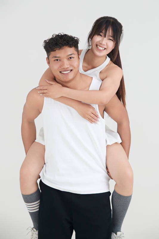 白色背景下嬉戏欢乐的亚洲情侣图片