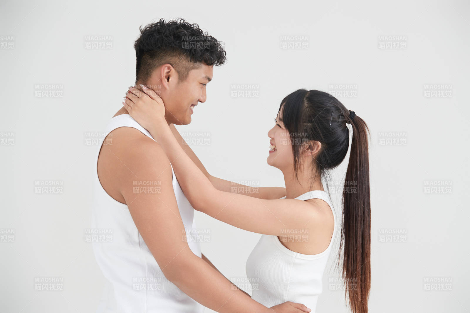白色背景下嬉戏欢乐的亚洲情侣图片