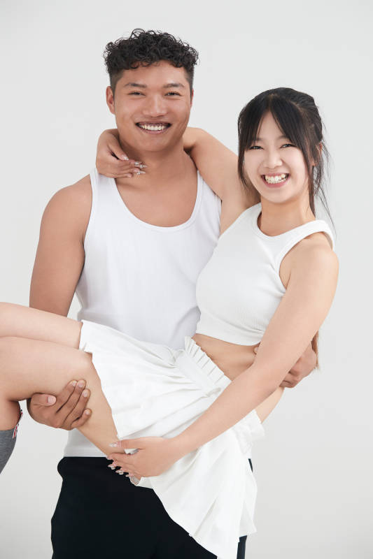 白色背景下嬉戏欢乐的亚洲情侣图片
