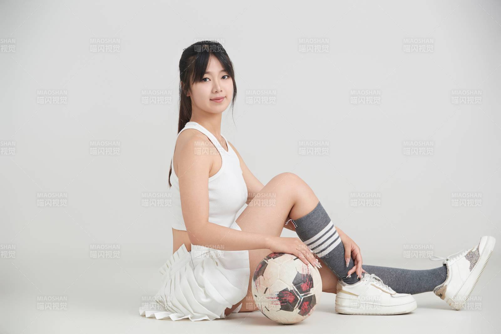 白色背景下的快乐的足球宝贝图片