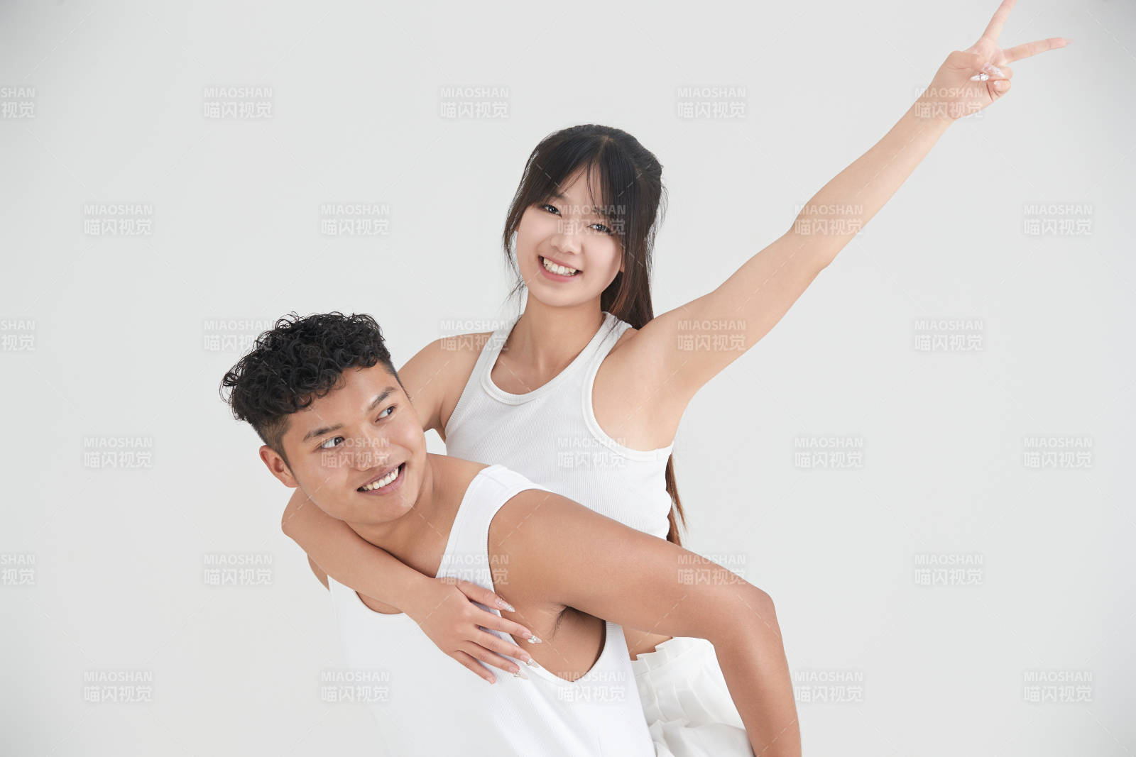 白色背景下嬉戏欢乐的亚洲情侣图片