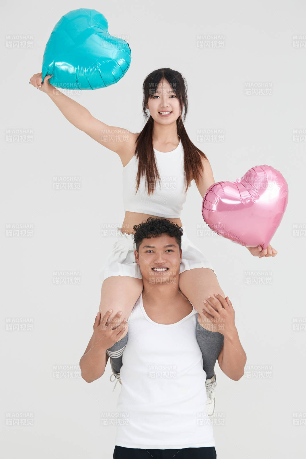 白色背景下嬉戏欢乐的亚洲情侣图片