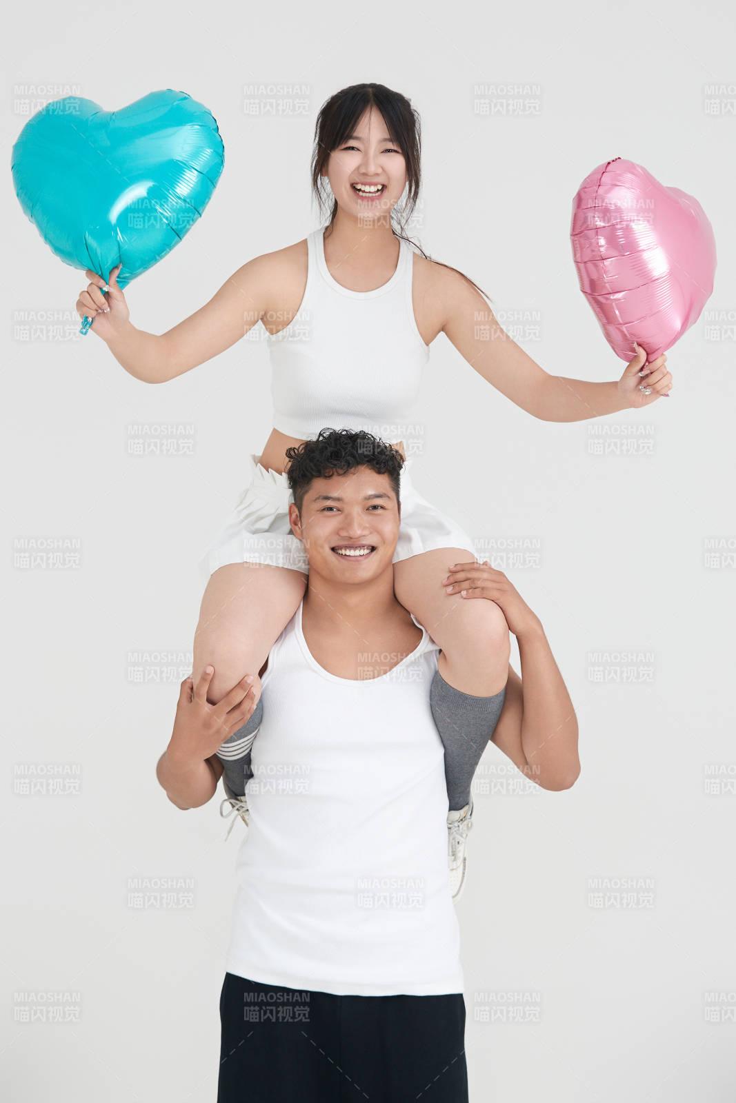 白色背景下嬉戏欢乐的亚洲情侣图片