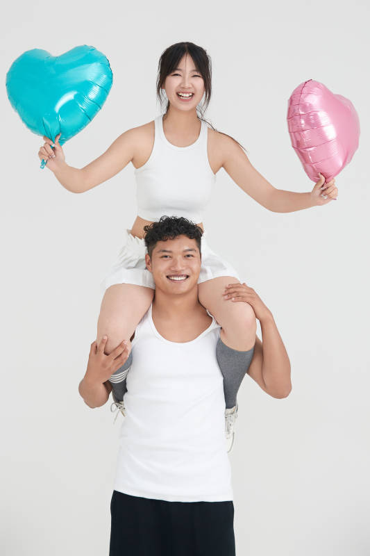 白色背景下嬉戏欢乐的亚洲情侣图片