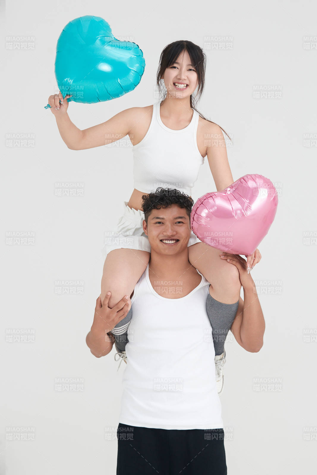 白色背景下嬉戏欢乐的亚洲情侣图片