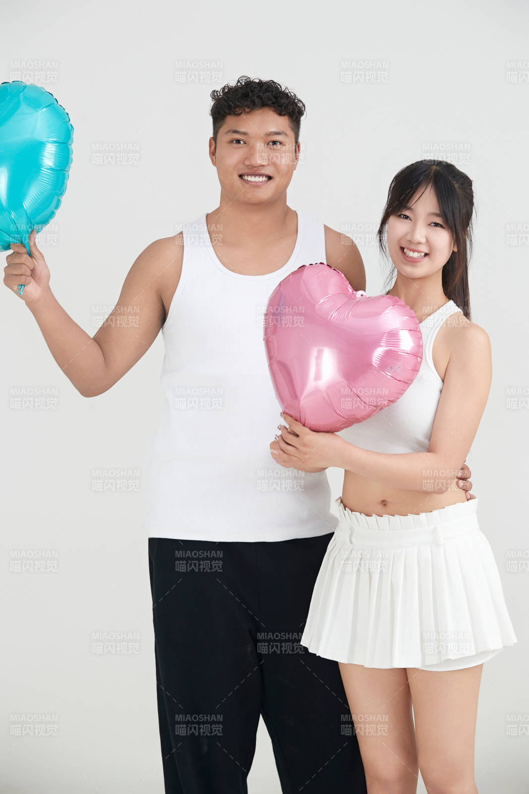 白色背景下嬉戏欢乐的亚洲情侣图片