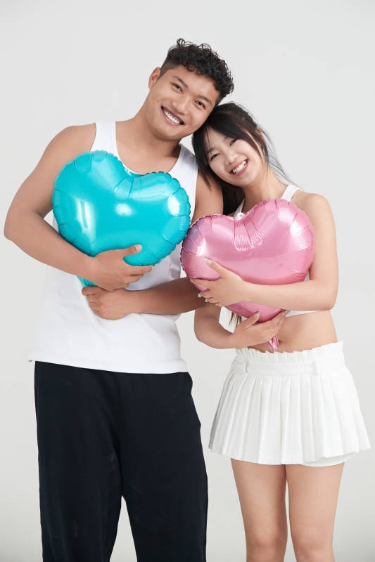 白色背景下嬉戏欢乐的亚洲情侣图片