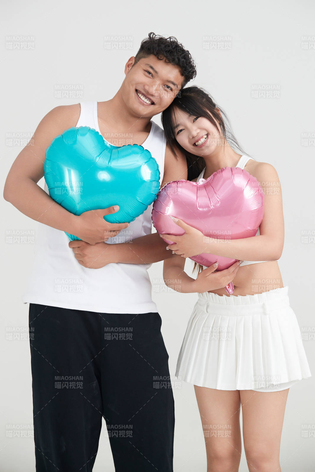白色背景下嬉戏欢乐的亚洲情侣图片
