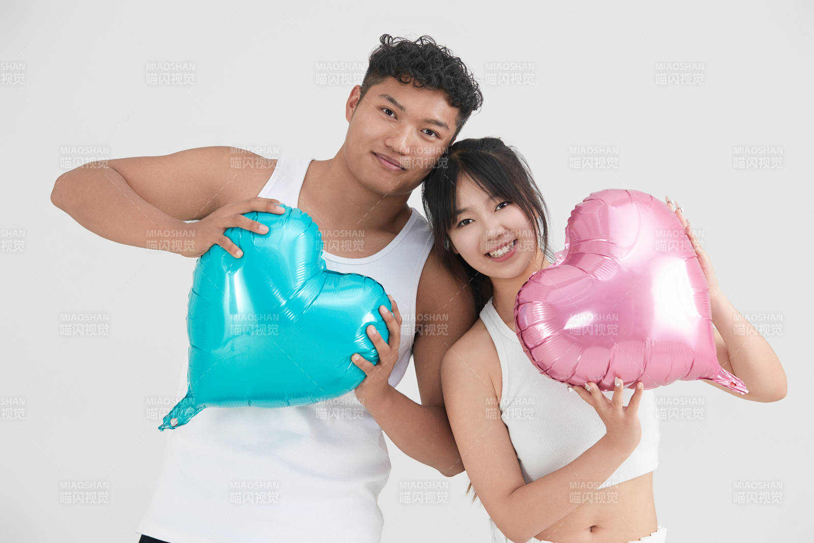 白色背景下嬉戏欢乐的亚洲情侣图片