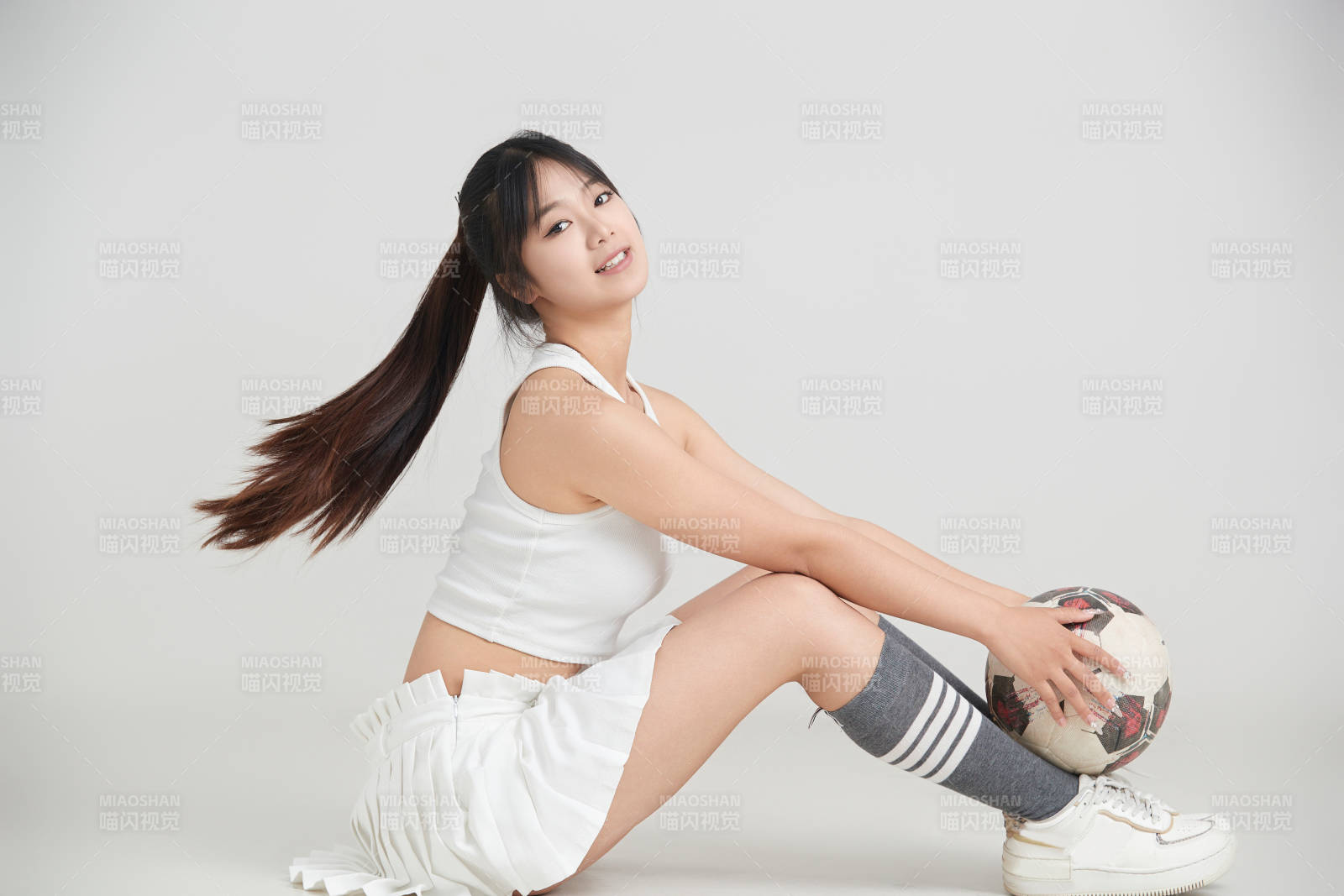 白色背景下的快乐的足球宝贝图片