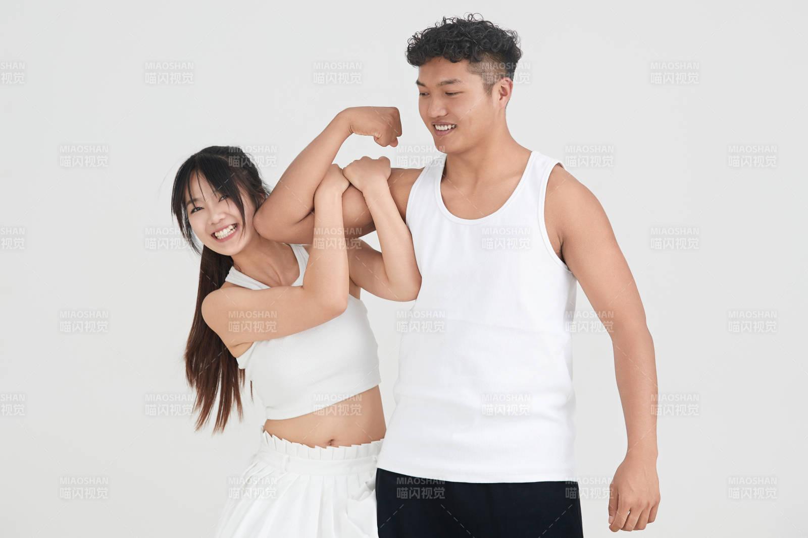 白色背景下嬉戏欢乐的亚洲情侣图片