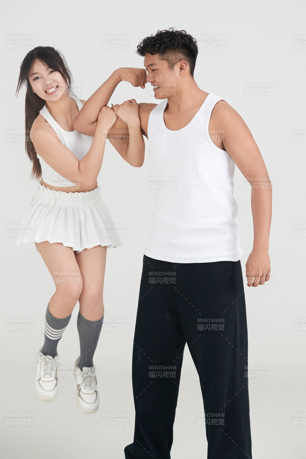 白色背景下嬉戏欢乐的亚洲情侣图片
