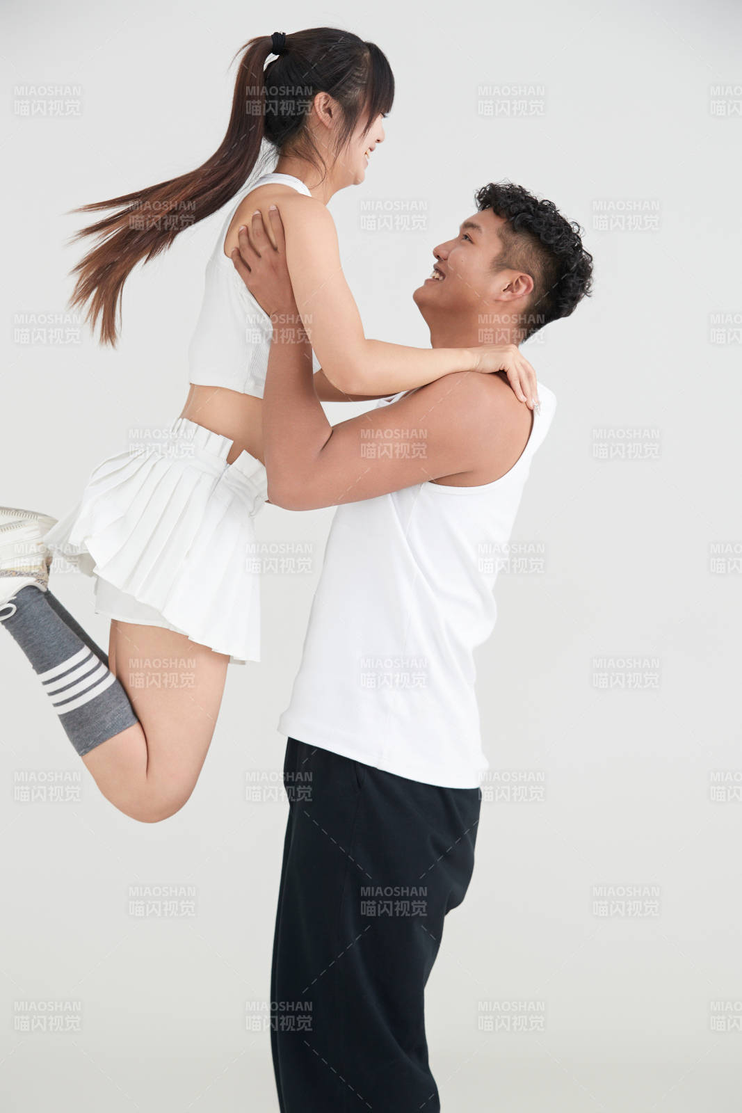 白色背景下嬉戏欢乐的亚洲情侣图片