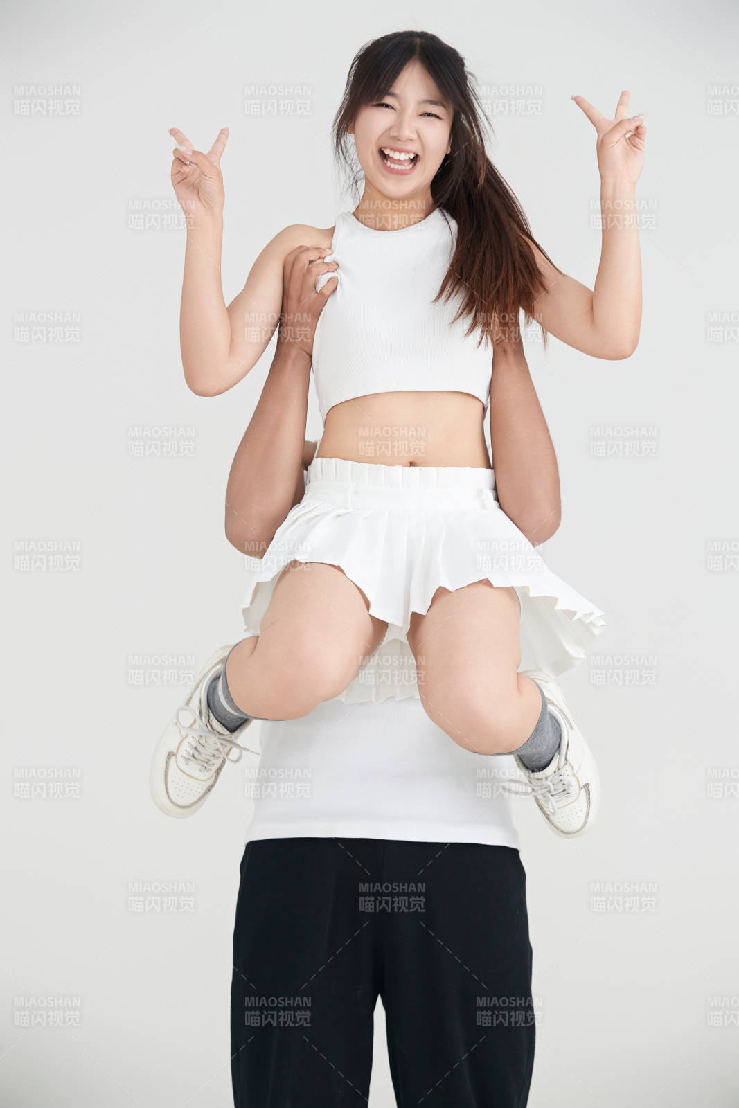 白色背景下嬉戏欢乐的亚洲情侣图片