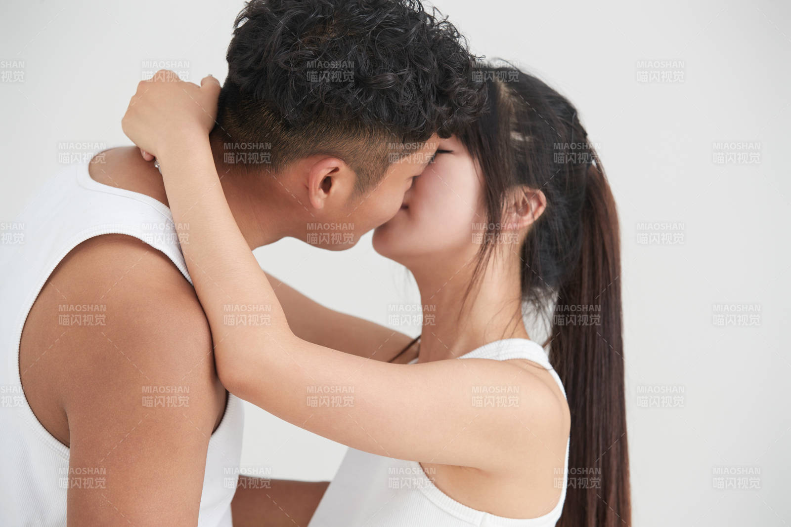 白色背景下嬉戏欢乐的亚洲情侣图片