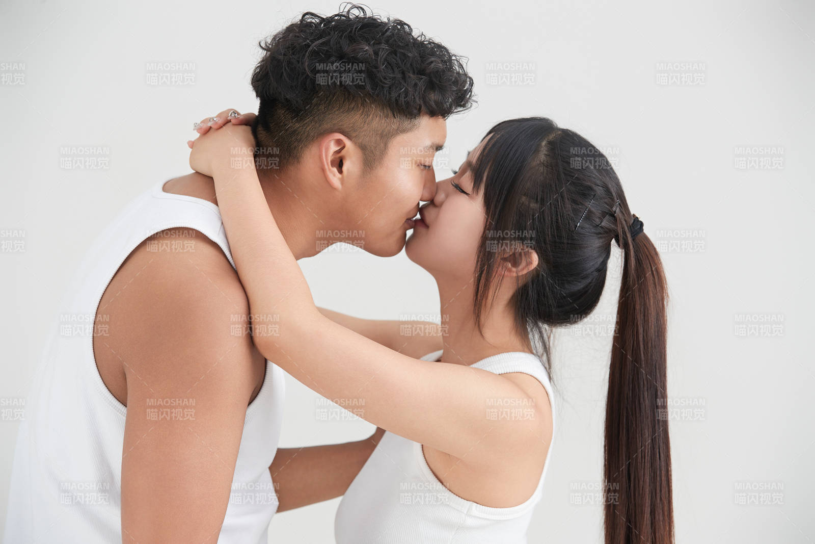 白色背景下嬉戏欢乐的亚洲情侣图片