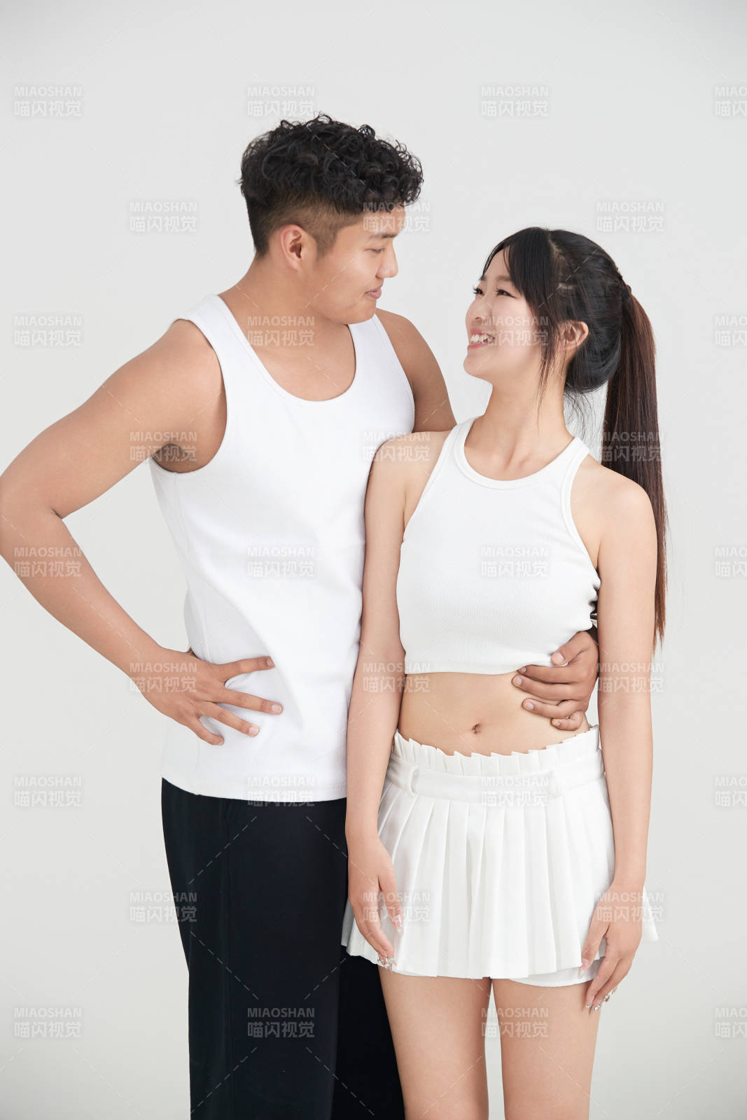 白色背景下嬉戏欢乐的亚洲情侣图片