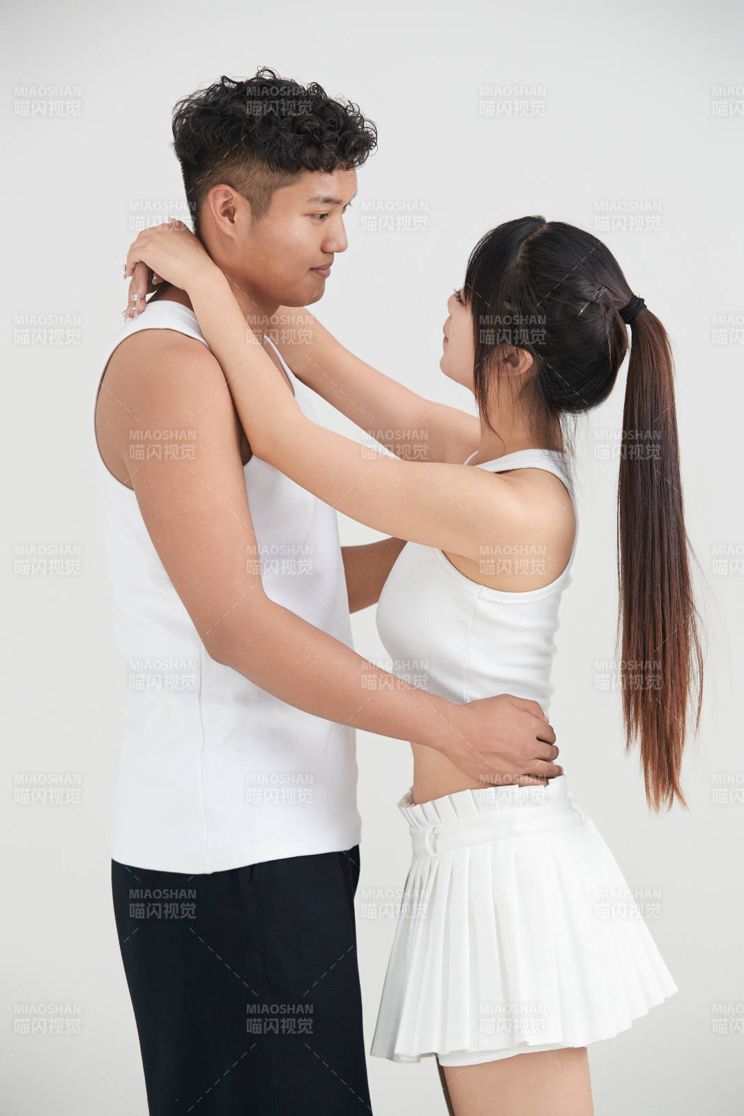 白色背景下嬉戏欢乐的亚洲情侣图片