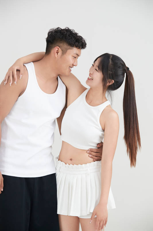 白色背景下嬉戏欢乐的亚洲情侣图片