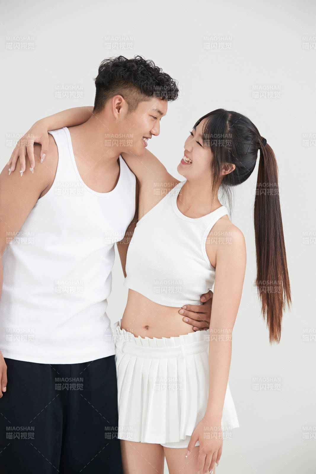 白色背景下嬉戏欢乐的亚洲情侣图片