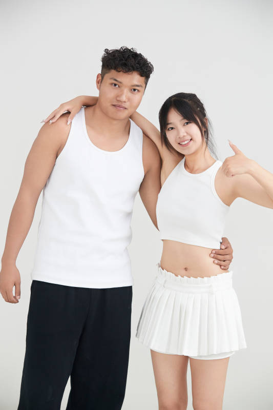 白色背景下嬉戏欢乐的亚洲情侣图片