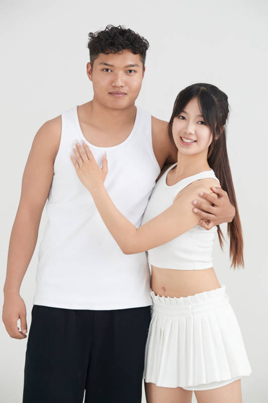 白色背景下嬉戏欢乐的亚洲情侣图片