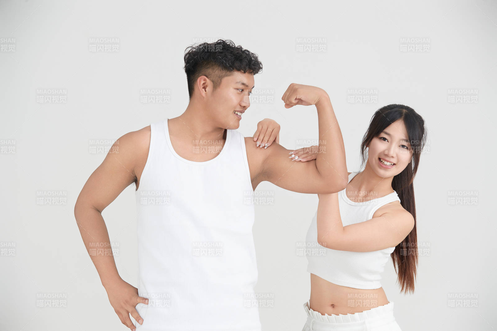 白色背景下嬉戏欢乐的亚洲情侣图片