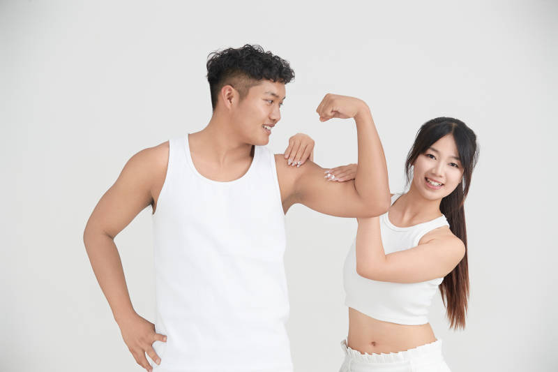 白色背景下嬉戏欢乐的亚洲情侣图片