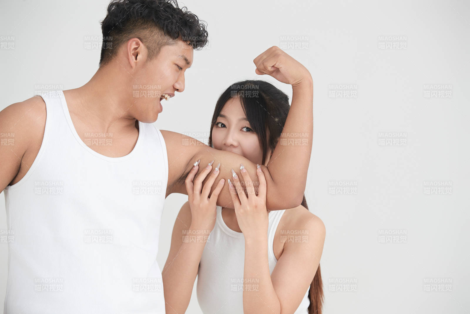 白色背景下嬉戏欢乐的亚洲情侣图片