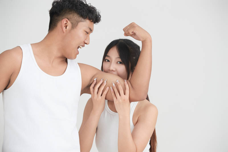 白色背景下嬉戏欢乐的亚洲情侣图片