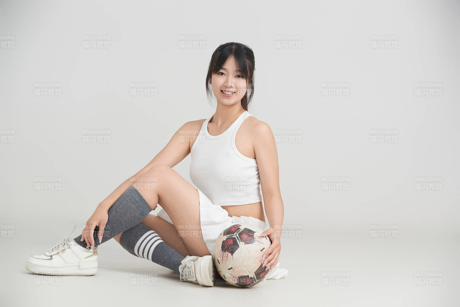 白色背景下的快乐的足球宝贝图片