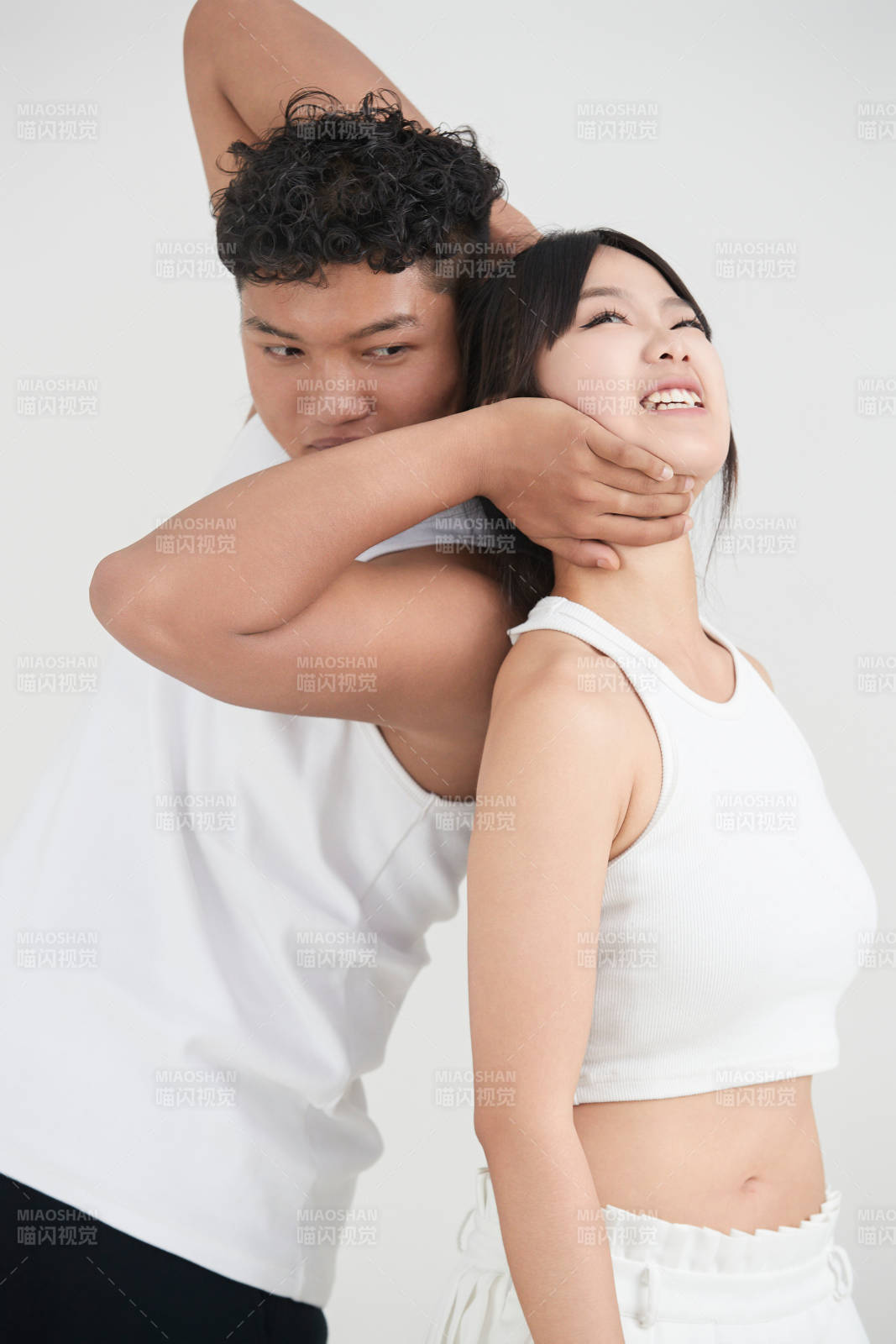 白色背景下嬉戏欢乐的亚洲情侣图片
