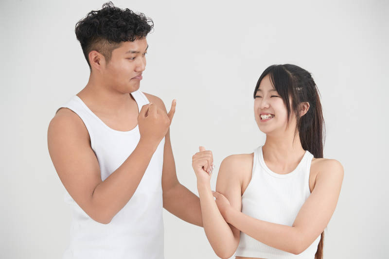 白色背景下嬉戏欢乐的亚洲情侣图片