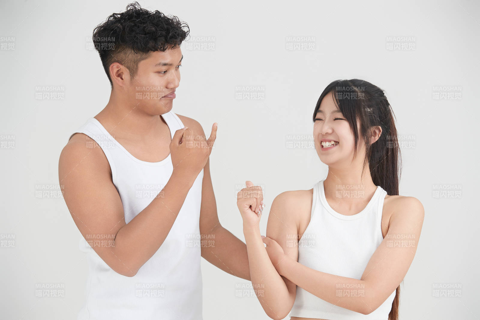 白色背景下嬉戏欢乐的亚洲情侣图片