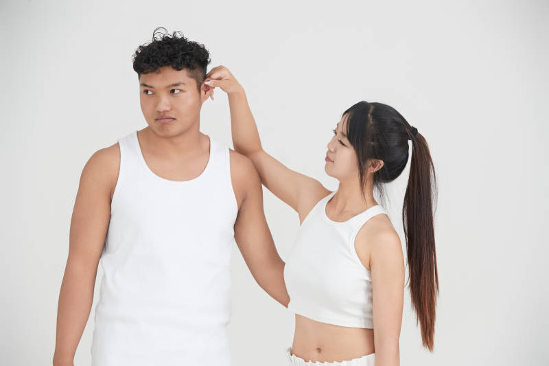 白色背景下嬉戏欢乐的亚洲情侣图片