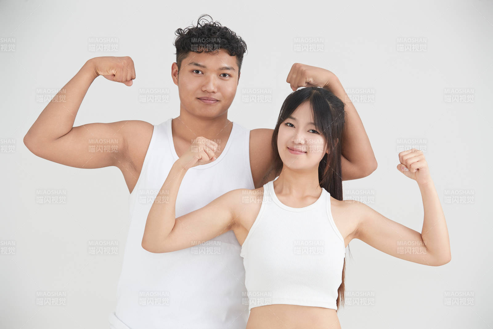 白色背景下嬉戏欢乐的亚洲情侣图片