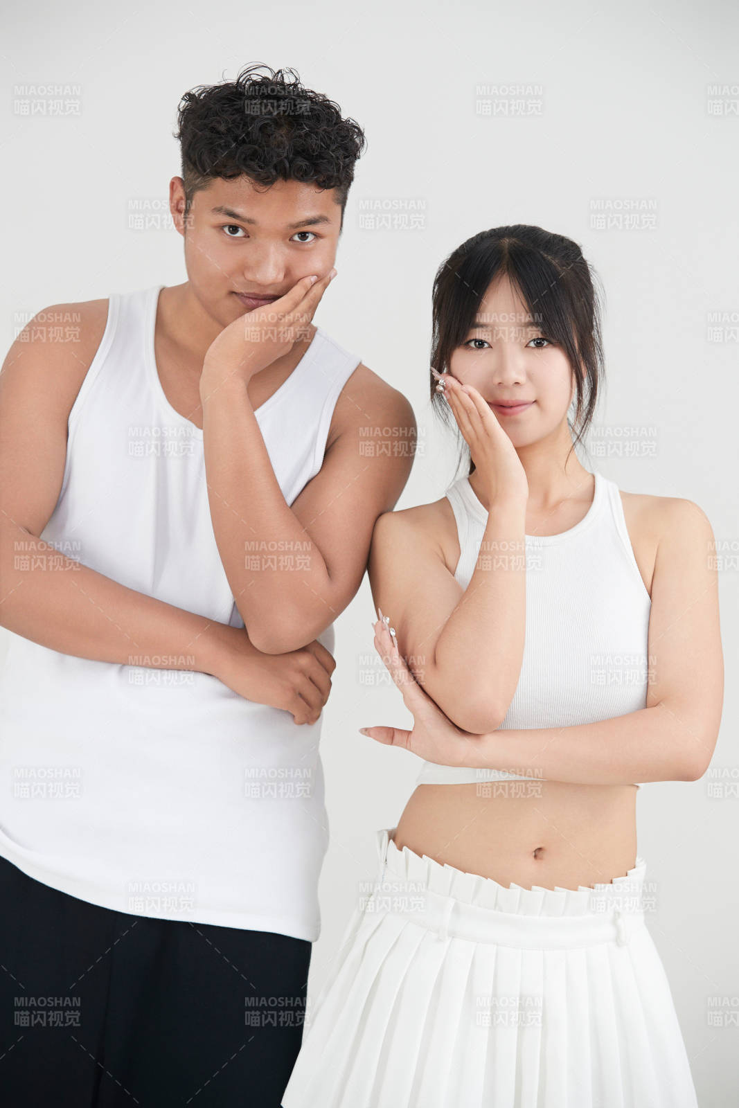 白色背景下嬉戏欢乐的亚洲情侣图片