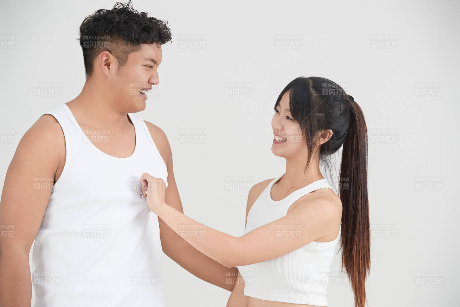 白色背景下嬉戏欢乐的亚洲情侣图片