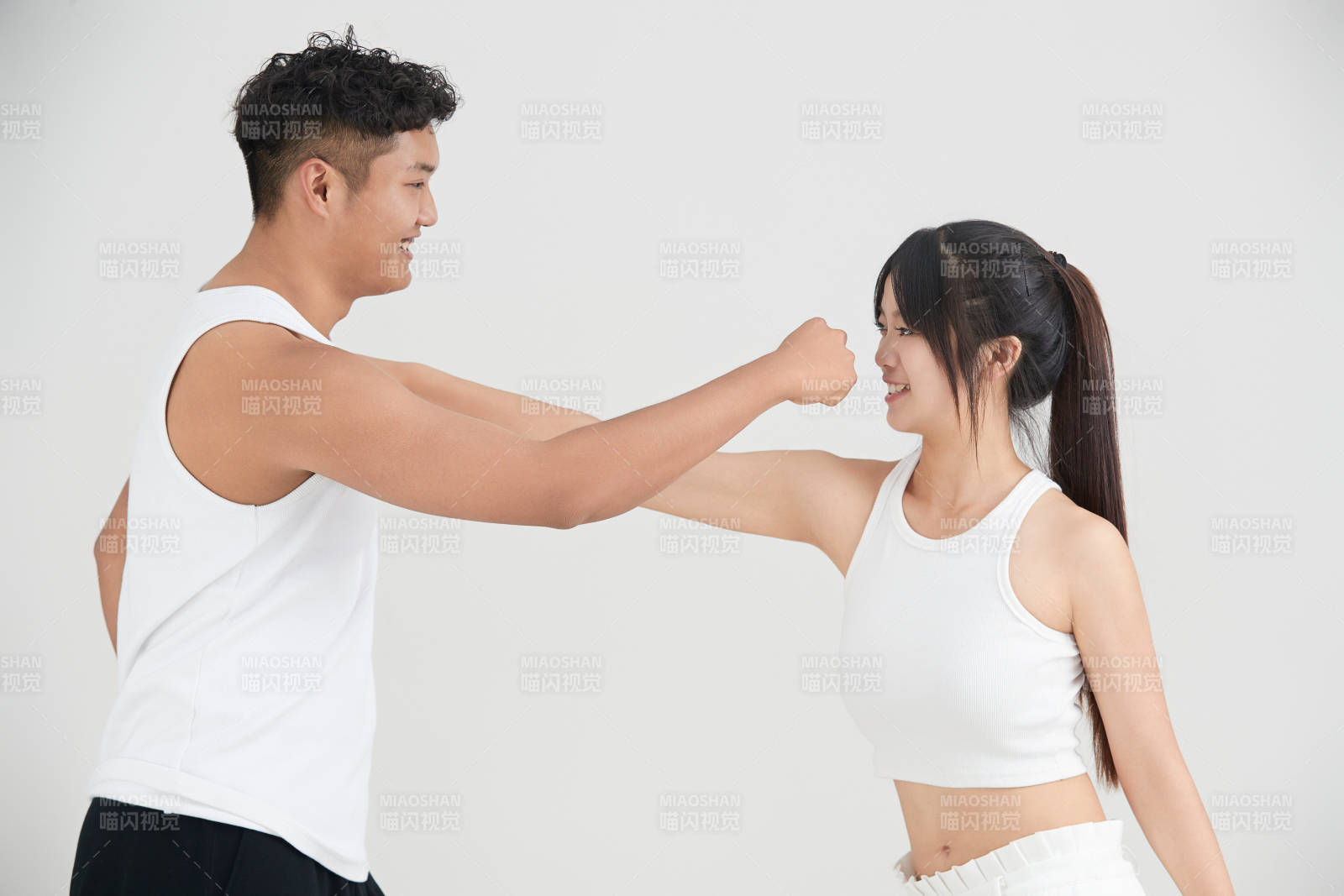 白色背景下嬉戏欢乐的亚洲情侣图片