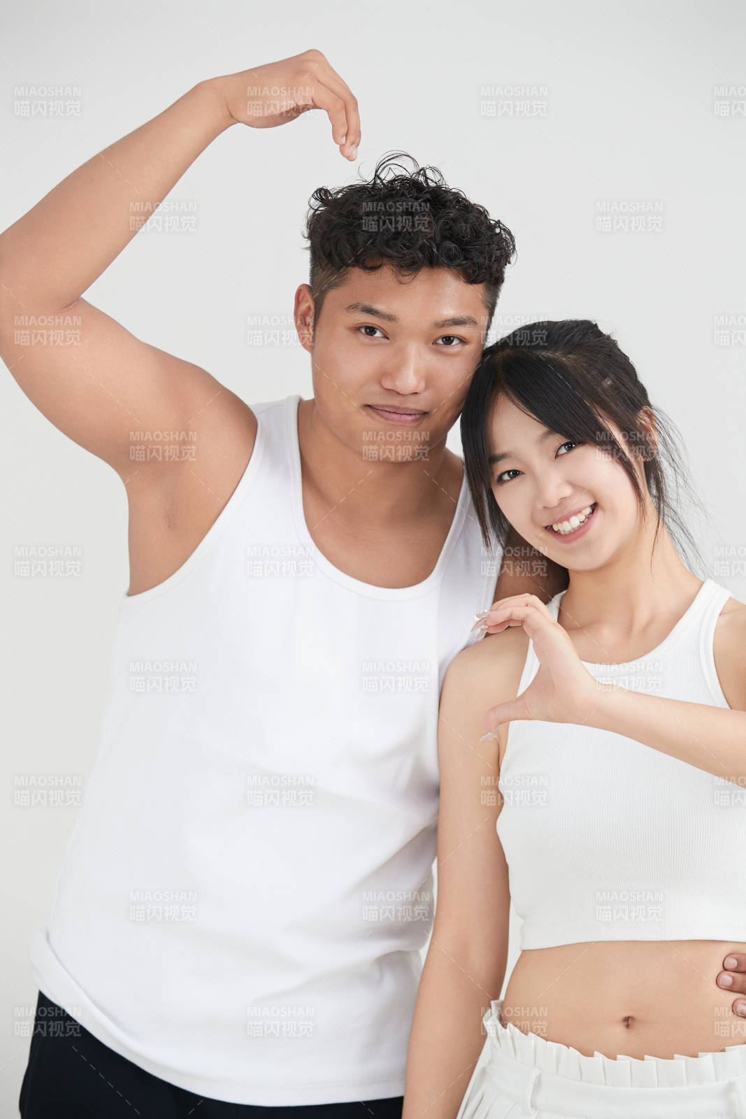 白色背景下嬉戏欢乐的亚洲情侣图片